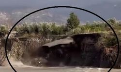 Aşırı yağışla birlikte yolda yaşanan çökme anı görüntülendi