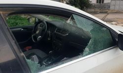 Kaldırım taşıyla camını kırdıkları otomobilden 100 bin TL çaldılar