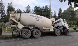 Çukura düşen beton mikseri devrilmeye ramak kala durdu