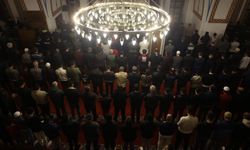 Depremin ardından Habibi Necar Camii'nde ilk teravihi kılındı