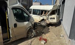 Minibüsün, park halindeki minibüse çarptığı kazada 2 kişi yaralandı