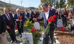 Özgür Özel’den Narlıca Deprem Şehitliği’ne Ziyaret