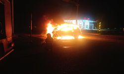 Kaza yapan araç alevlere teslim oldu