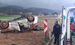 Takla atan otomobildeki 2 kişi yaralandı