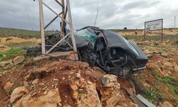 Aydınlatma direğine çarpan otomobilin sürücüsü öldü