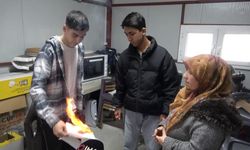 Liseliler harçlıklarıyla depremzede vatandaşların bakkal borcunu kapadı