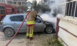 Park halindeki otomobil alevlere teslim oldu