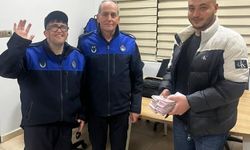 Kaldırımda bulunan para dolu çanta sahibine teslim edildi