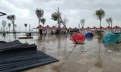 Fırtına direkleri devirdi, 2 araç zarar gördü