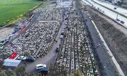 Deprem şehitliğinde hüzünlü bayram