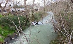 Dereye uçan otomobil suyla doldu, sürücüboğulma tehlikesi geçirdi