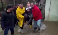Suların yükseldiği evinde mahsur kalan felçli adamın yardımına Kızılay ekipleri yetişti