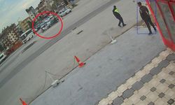 Otomobille çarpışan motosikletli havada takla attı