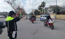 Mesleğinde 32 yılı geride bırakarak emekli olan trafik polisinin son görevinde motosikletlilerden sürpriz