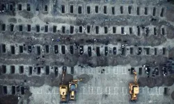 İran'da vurulan okuldaki 165 çocuk şehide tören düzenlendi