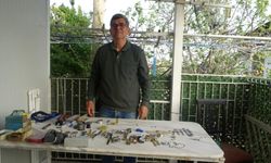 35 sene yaptığı mesleği teknolojiye yenik düşen saatçi, 12 yıldır evinde mesleğini yaşatıyor