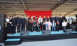 Şarkı ve türkü söyleyen polisler, ünlü sanatçıları aratmadılar