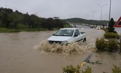 Göle dönen yolda araçların zorlu ilerleyişi havadan görüntülendi
