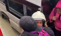 Korku dolu anlar yaşayan servisteki öğrencileri itfaiye kurtardı