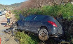 Yayladağı'nda bahçe duvarına çarpan otomobil hurdaya döndü