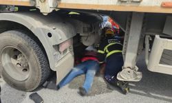 Tır şoförü, kendi tırını tamir ettiği esnada aracın altında ezilerek can verdi