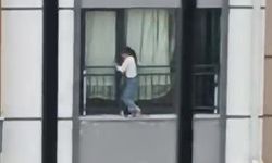 Korkulukta gezinen çocuk, yürekleri ağza getirdi