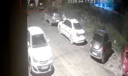 Fırtınanın uçurduğu çatı araçlara zarar verdi