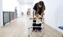 Ada Su'nun 2 yıl süren fizik tedaviyle ilk adımlarını atması yürekleri ısıttı