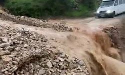 Hatay'da heyelan yaşanan yol ulaşıma kapandı