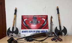 Balkonda silah, balta ve kılıç sergileyen şahıs hayrete düşürdü