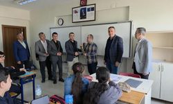 Hassalı muhtarlardan öğretmenlere çiçekli teşekkür