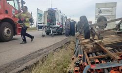 Römork devrildi, 4 kişi tarlaya uçtu