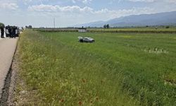 Tarlaya uçan otomobilin sürücüsü yaralandı