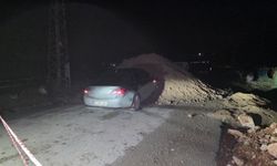 Yola dökülen toprak yığını gece karanlığında kazaya neden oldu
