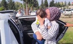 Otomobilde mahsur kalan evladına kavuşan anne gözyaşlarına boğuldu