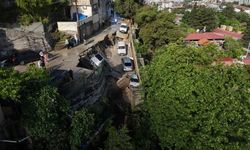 Çöken yol 5 aracı yuttu