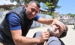 Ürettiği bıçakların keskinliği göstermek için insanları tıraş ediyor