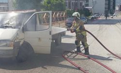 Seyir halindeki kamyonet alevlere teslim oldu