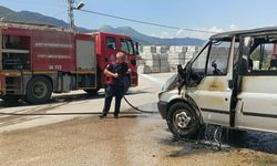 Yanan minibüs kullanılmaz hale geldi