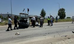 Seyir halindeki iki otomobil çarpıştı: 1’i ağır 2 yaralı