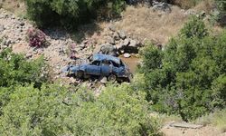 Uçurumdan yuvarlanarak hurdaya dönen otomobilin sürücüsü yaralandı