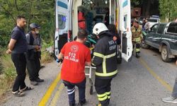 Pikapla çarpışan motosikletin sürücüsü şarampole yuvarlandı