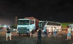 Tır ile işçi servisi çarpıştı: 12 yaralı
