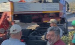 Devrilen tır yolu trafiğe kapattı, uzun araç kuyruğu oluştu