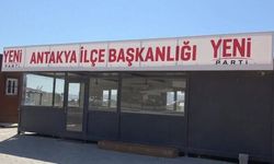 Yeni Parti'nin ilk tabelası Antakya'da konteyner binaya asıldı