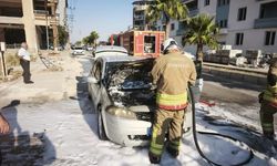 🔥 Antakya'da aracın motorundan alevler yükseldi