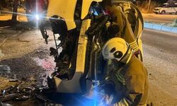 Ağaca çarparak yan yatan otomobildeki 2 kişi yaralandı
