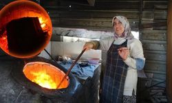 Ekmek parası için kavurucu sıcakta tandırda ekmek pişiriyorlar