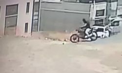 Yüzünü maske takarak gizleyen hırsız, motosikleti kendi malıymış gibi alıp gitti