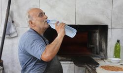 Zorlu mesaiyi sürdüren fırıncılar günde 5 litreyi bulan su tüketiyorlar